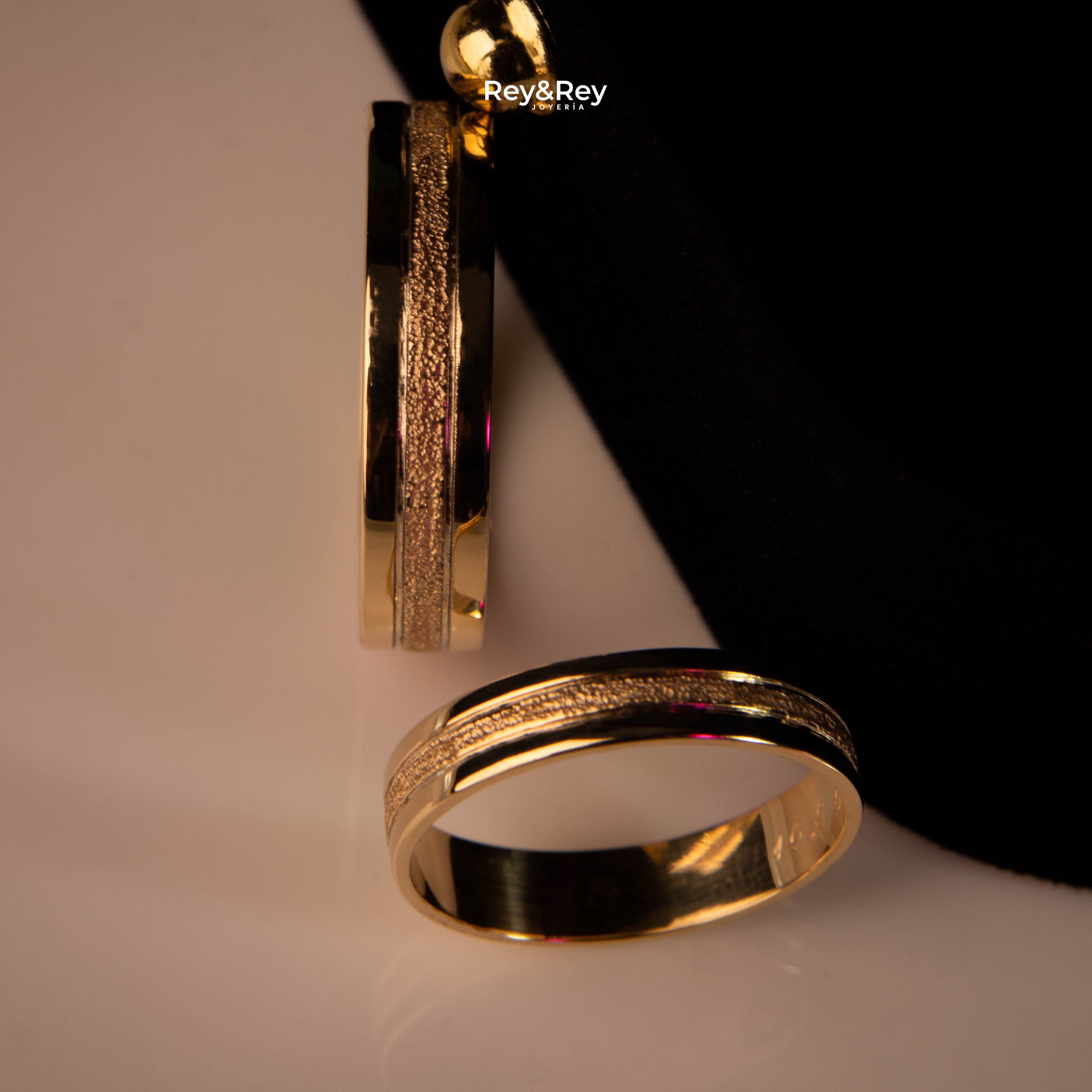 Anillo Matrimonial Craquel MID de Oro 10k