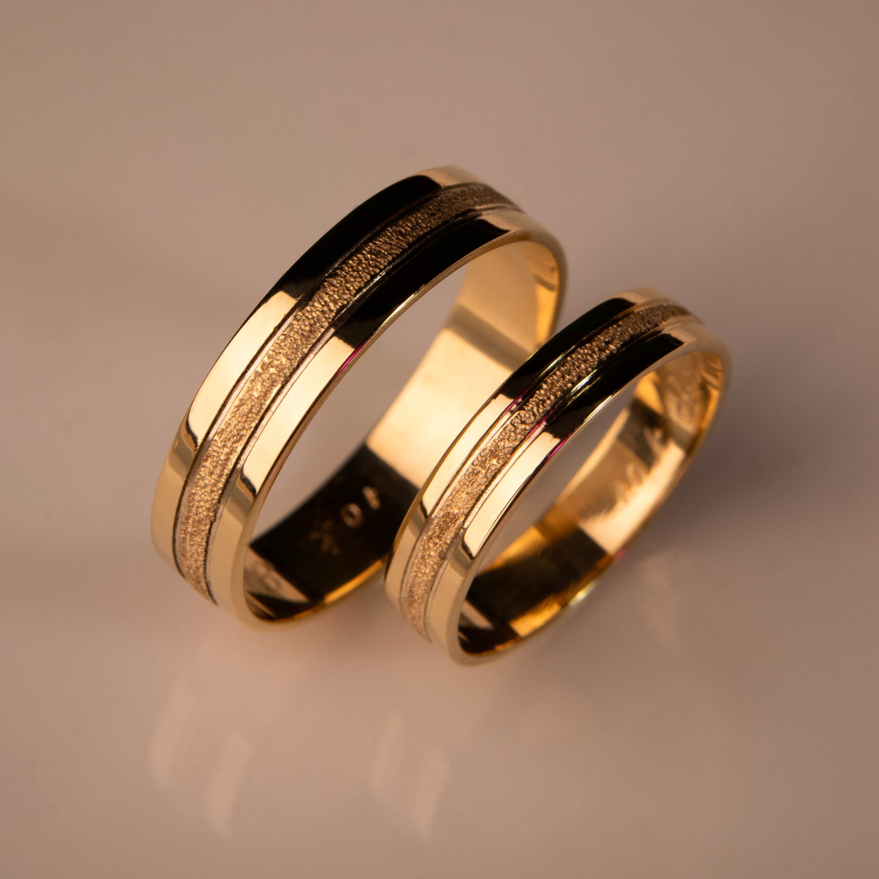 Anillo Matrimonial Craquel MID de Oro 10k