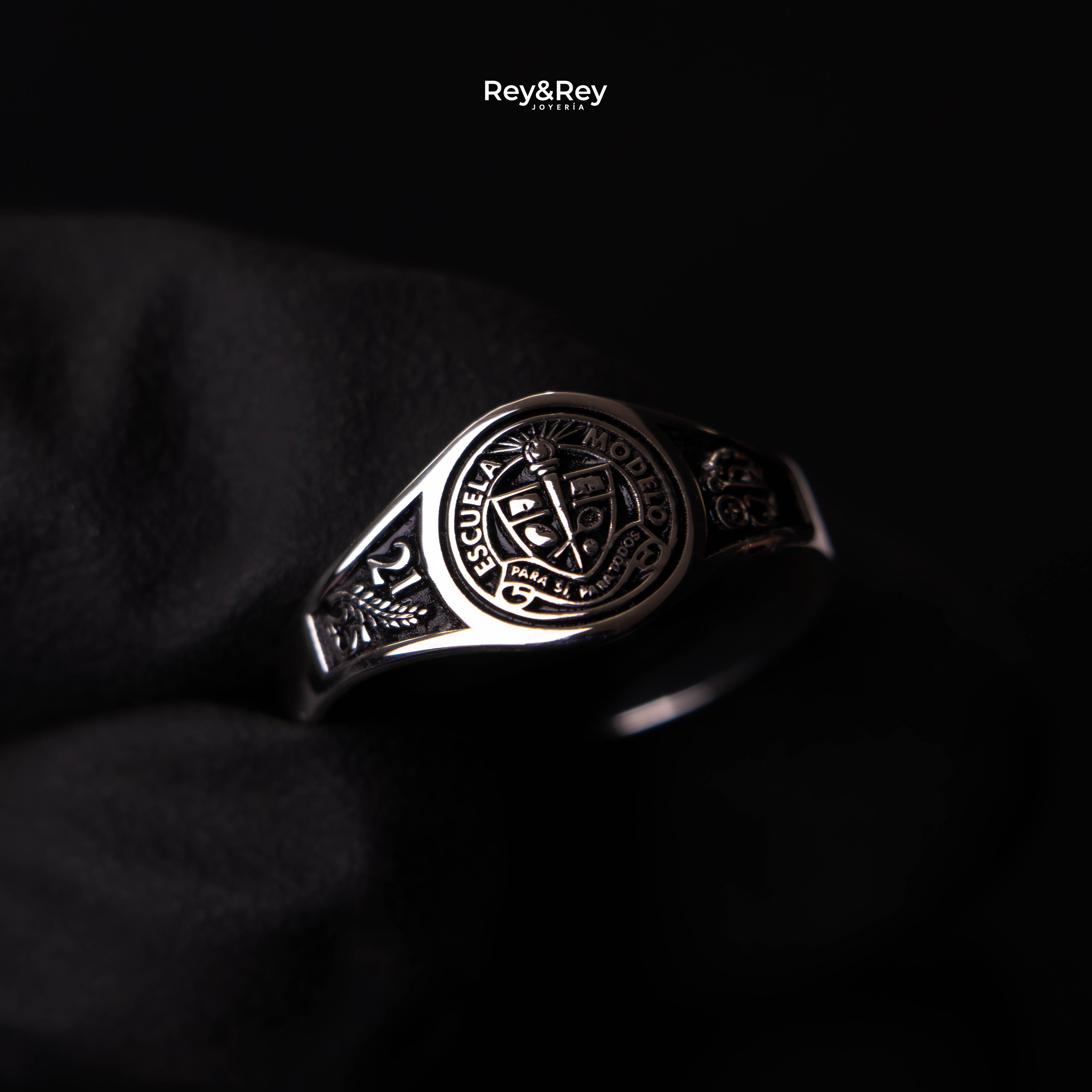 Anillo Round Graduación Logos Licenciatura en Plata