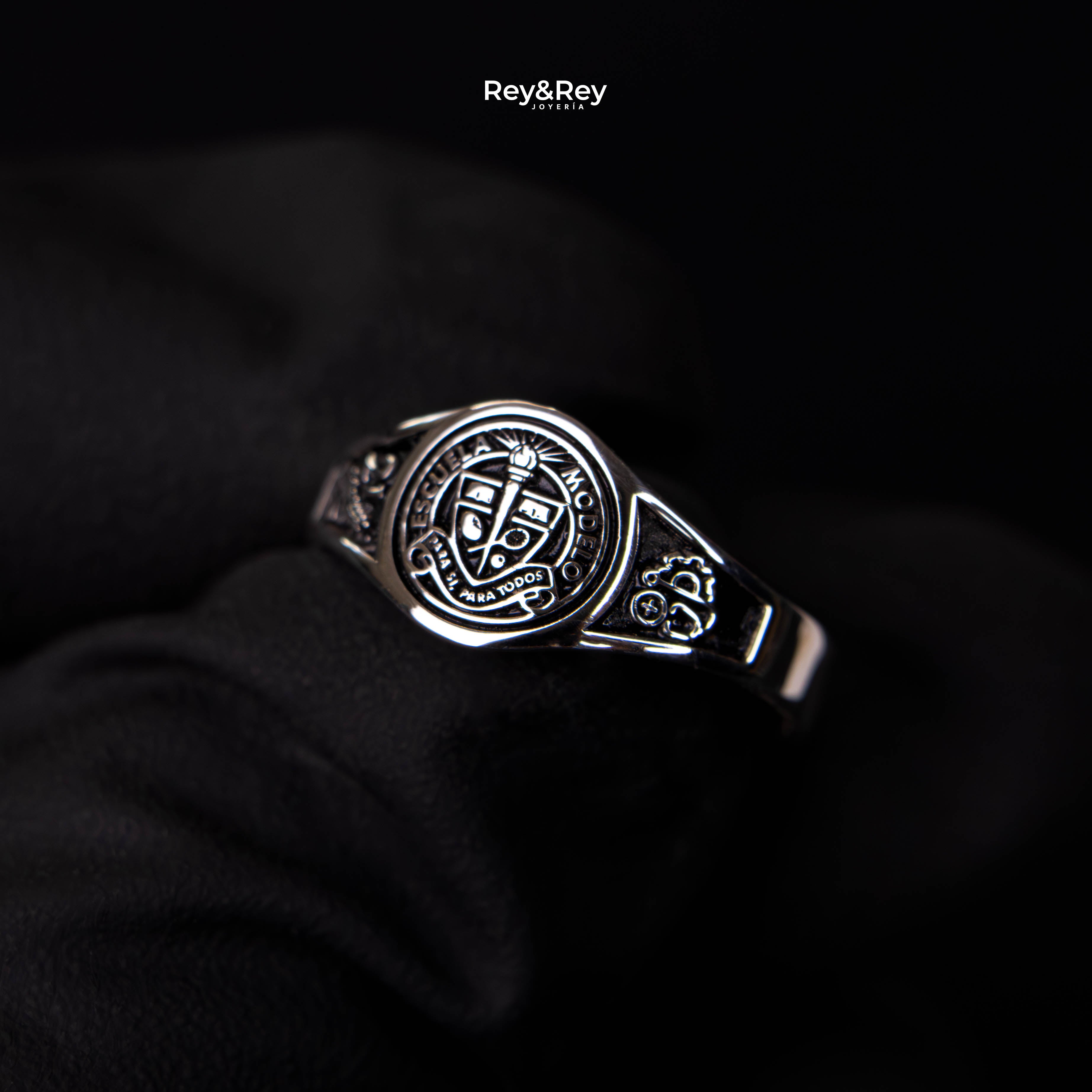 Anillo Round Graduación Logos Licenciatura en Plata