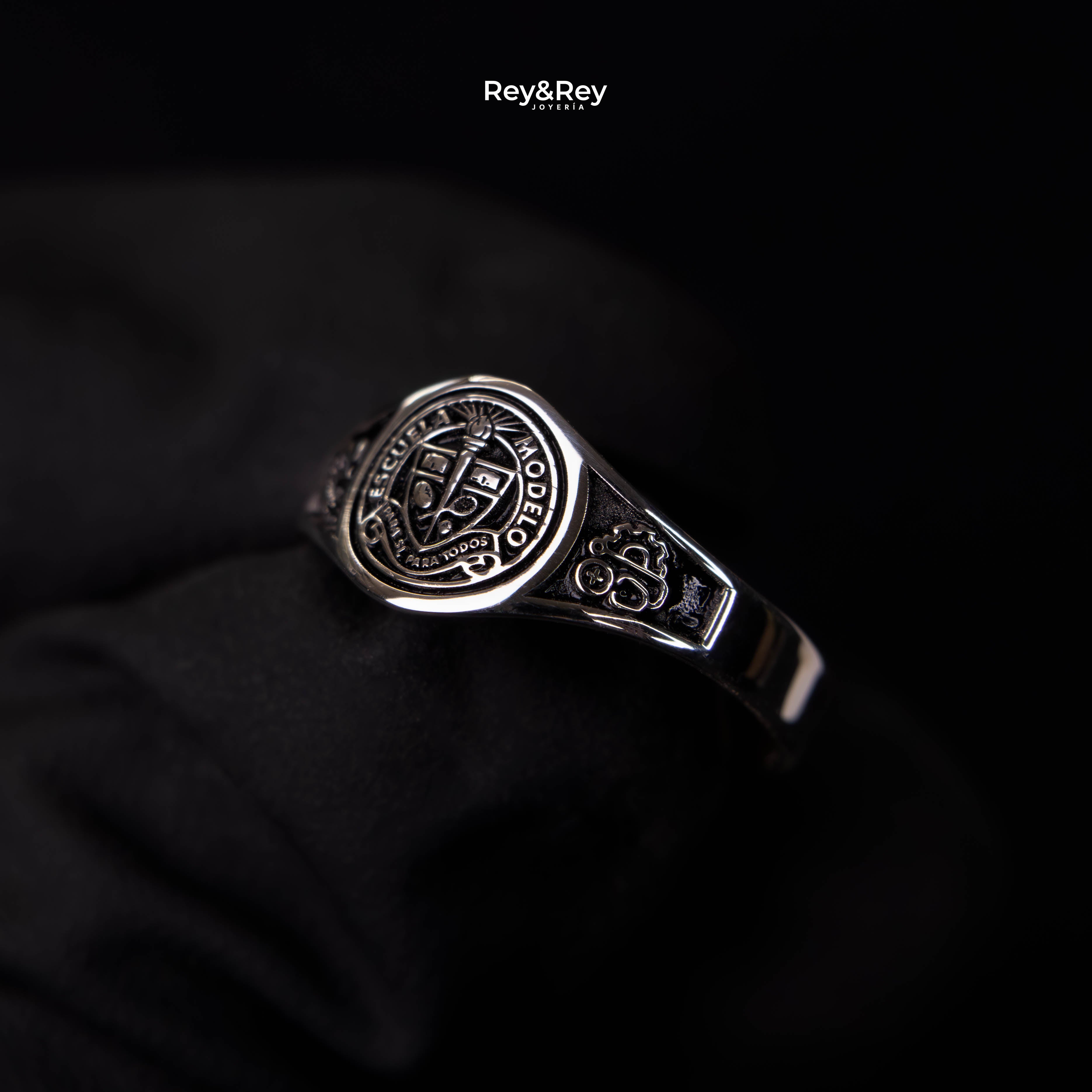 Anillo Round Graduación Logos Licenciatura en Plata