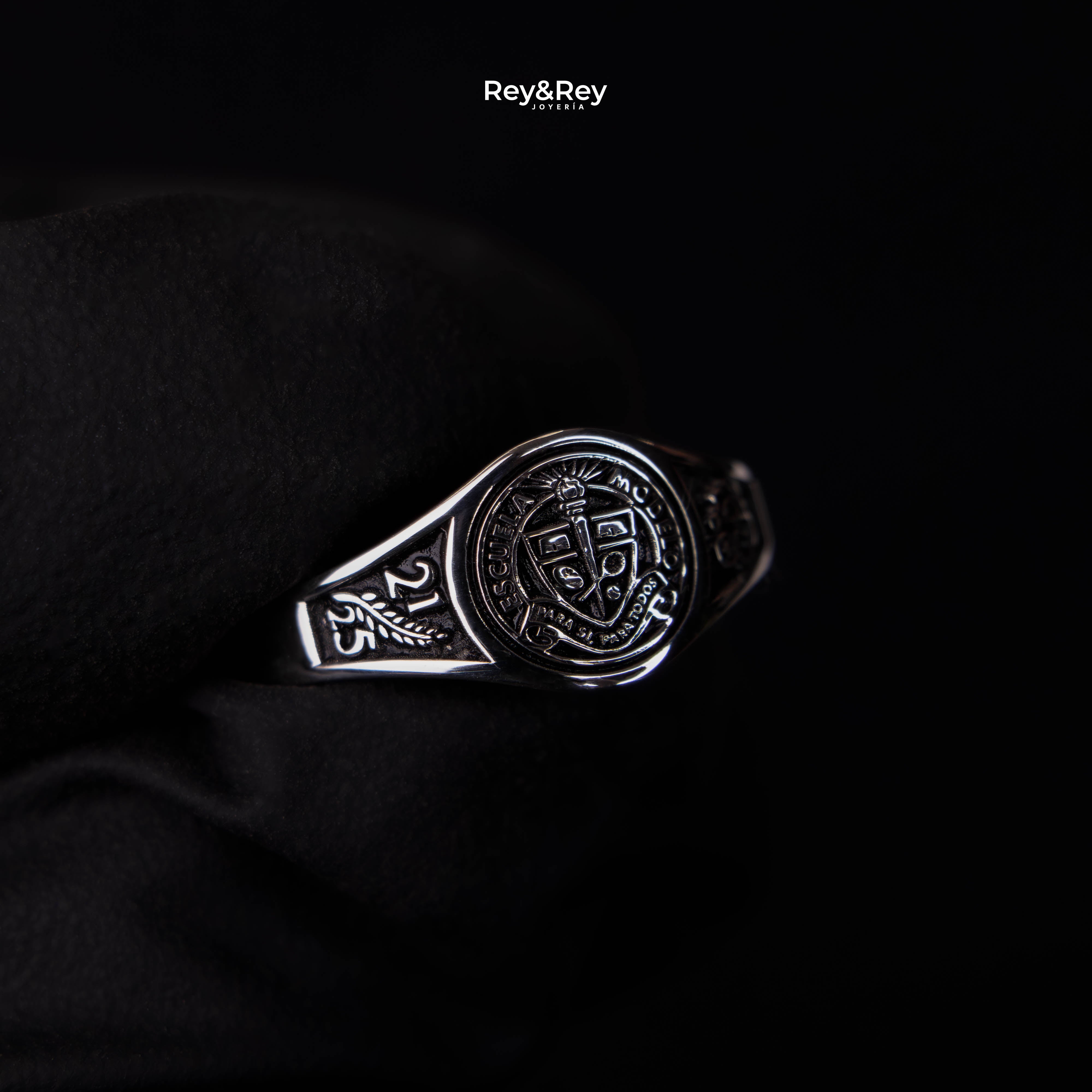 Anillo Round Graduación Logos Licenciatura en Plata