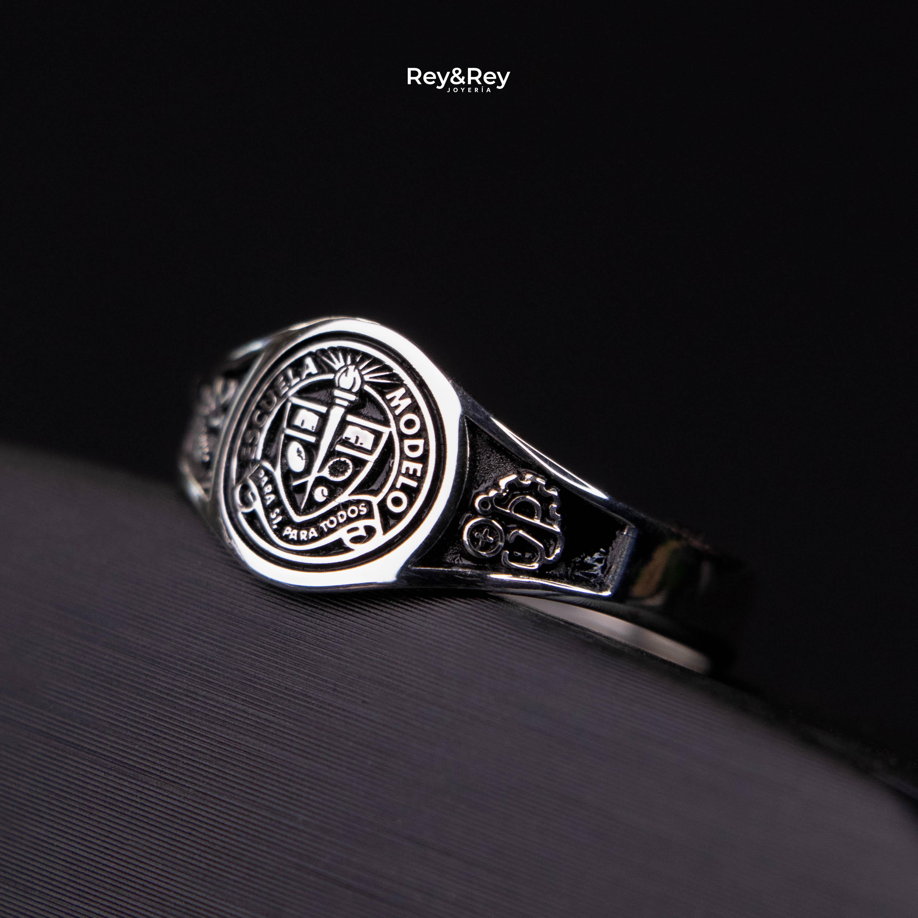 Anillo Round Graduación Logos Licenciatura en Plata