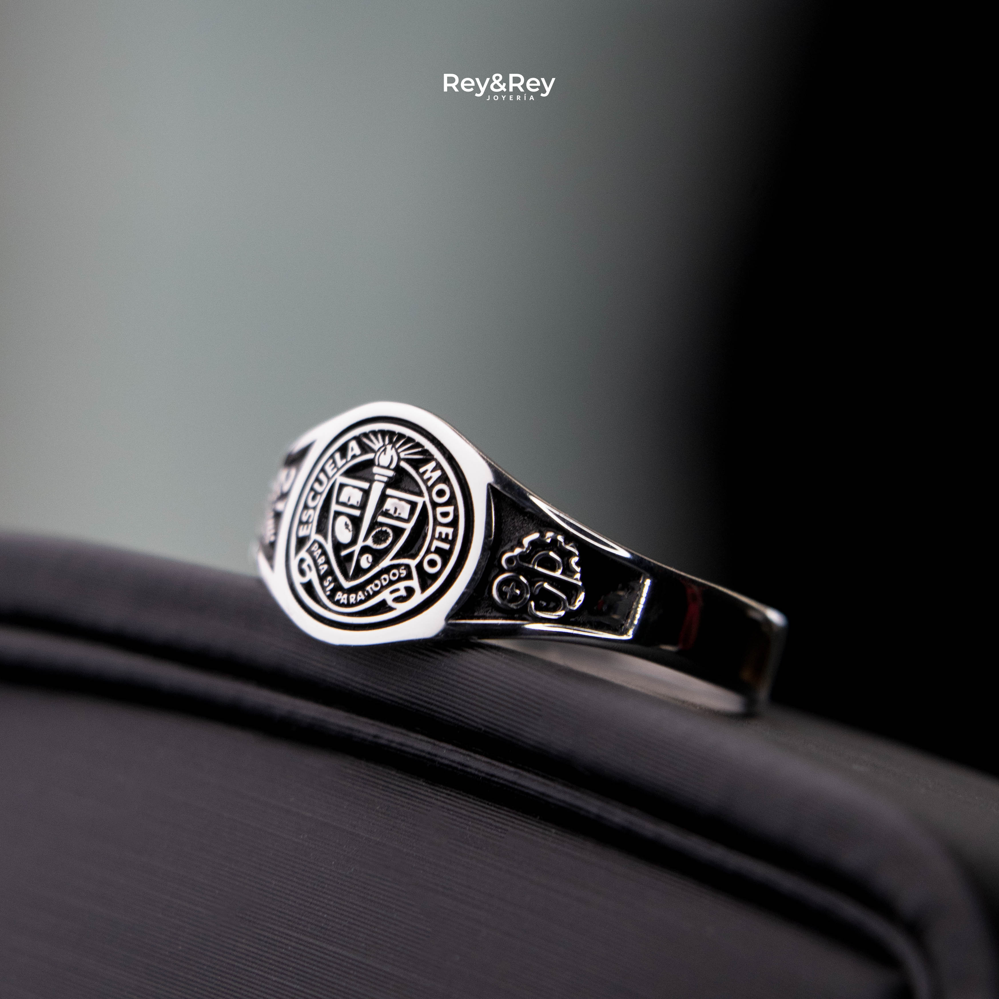 Anillo Round Graduación Logos Licenciatura en Plata