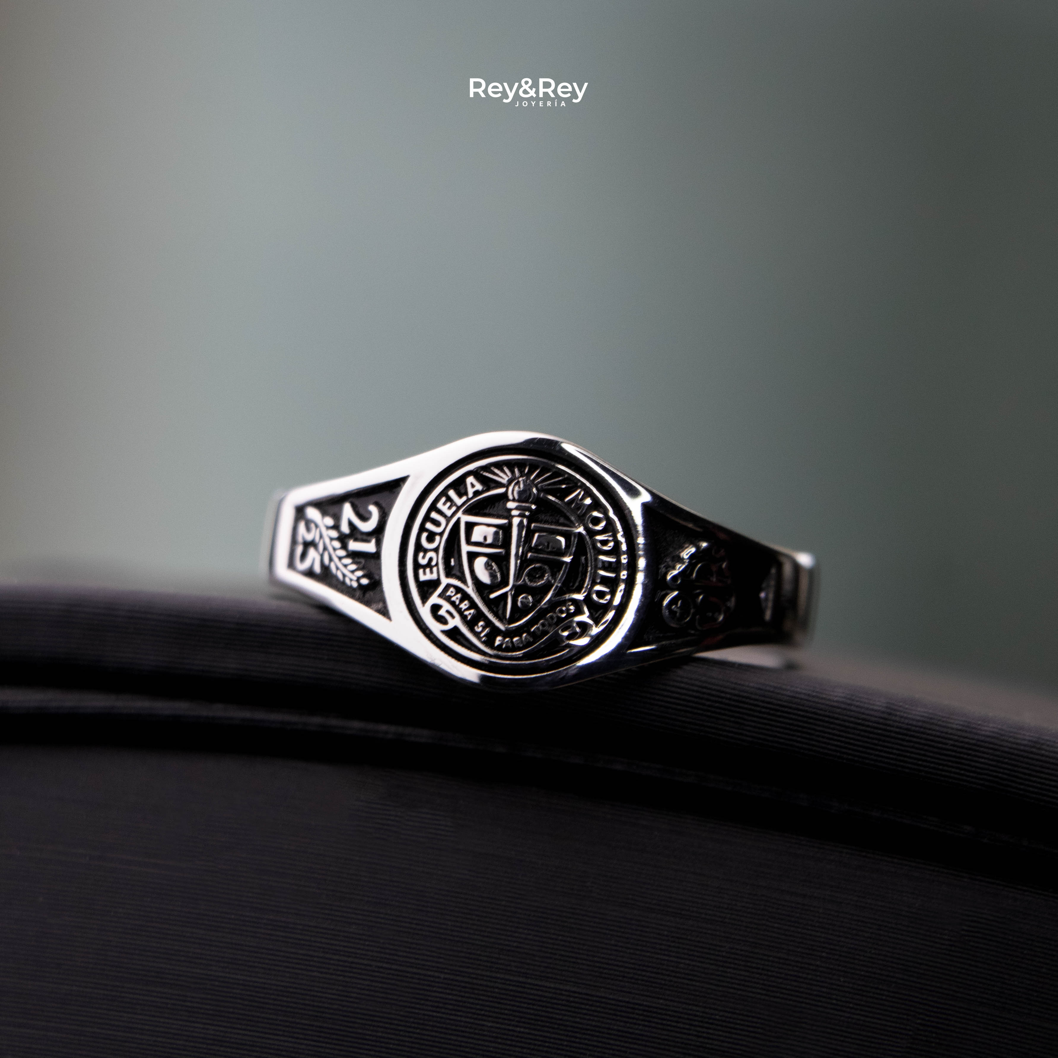 Anillo Round Graduación Logos Licenciatura en Plata