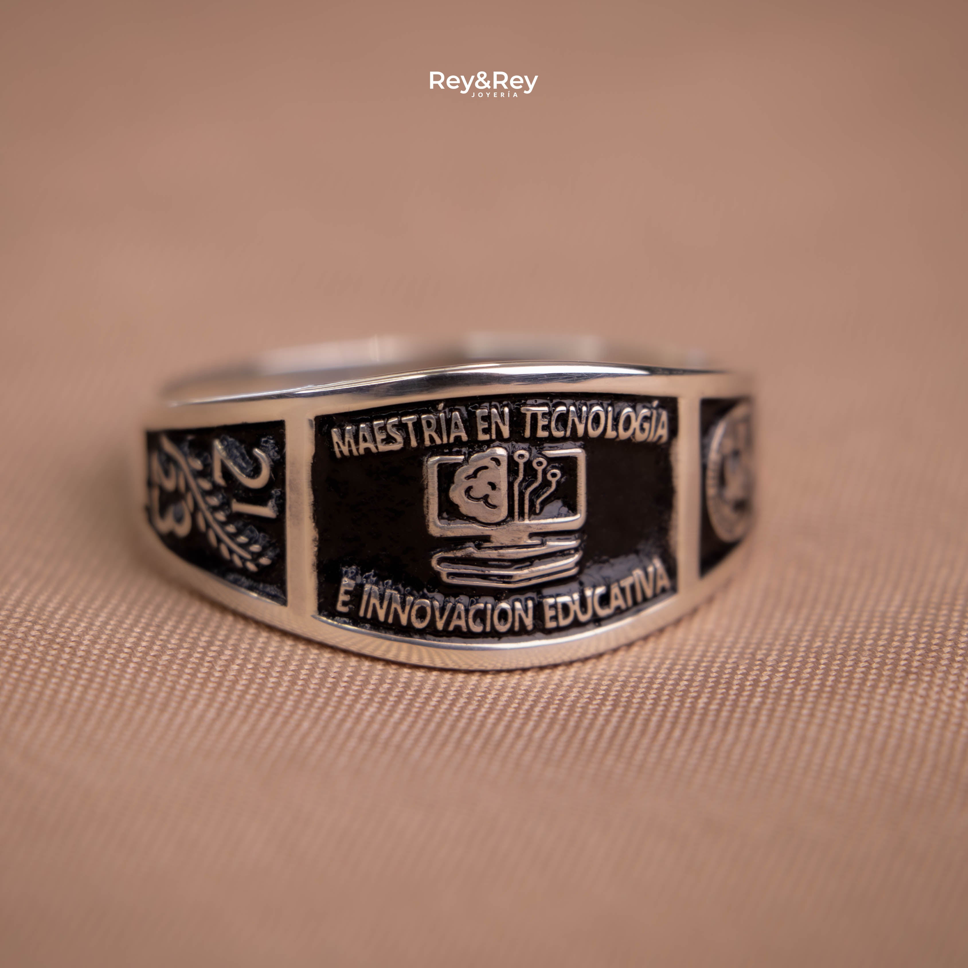 Anillo Belt Graduación Logos Licenciatura en Plata
