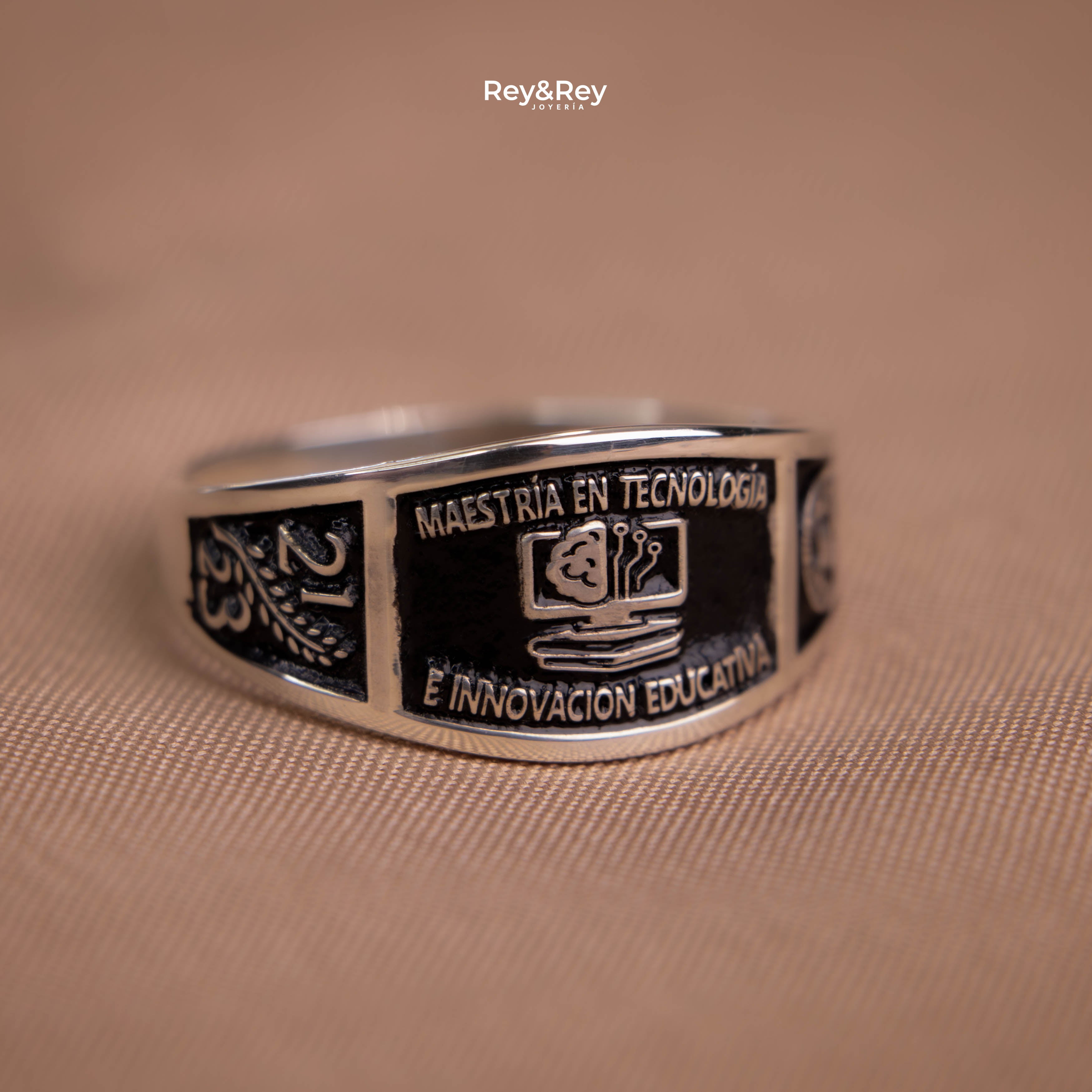 Anillo Belt Graduación Logos Licenciatura en Plata