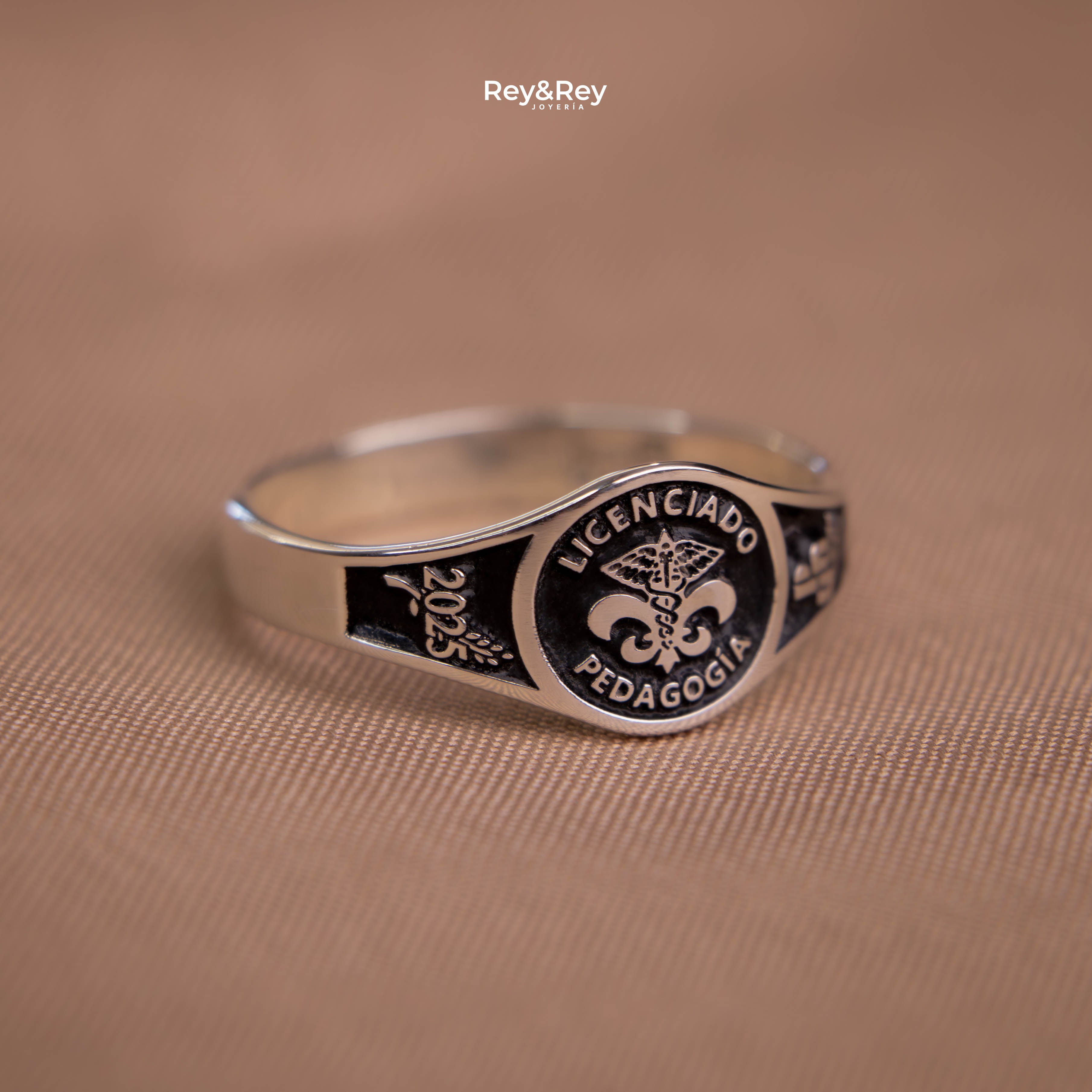Anillo Round Graduación Logos Licenciatura en Plata