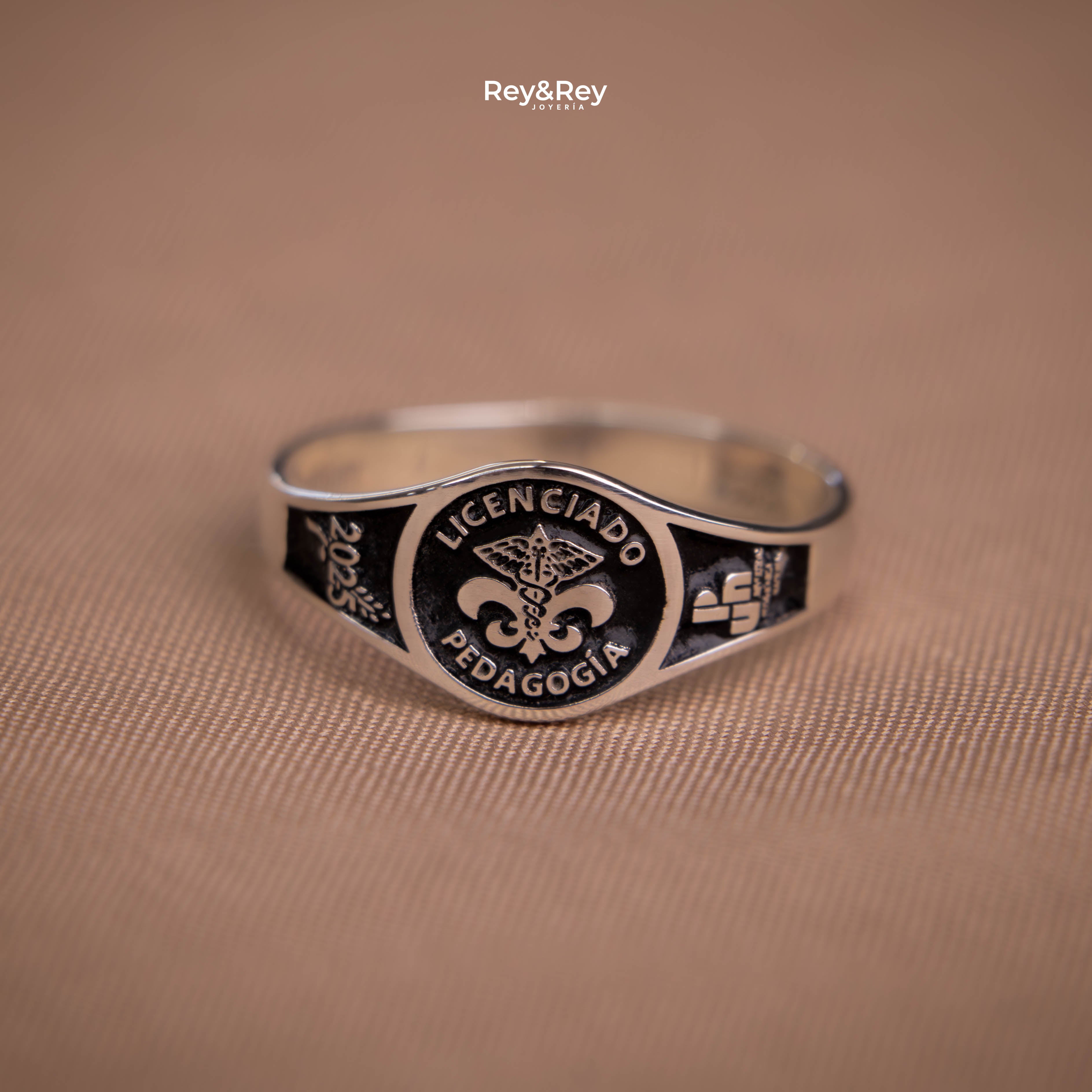 Anillo Round Graduación Logos Licenciatura en Plata